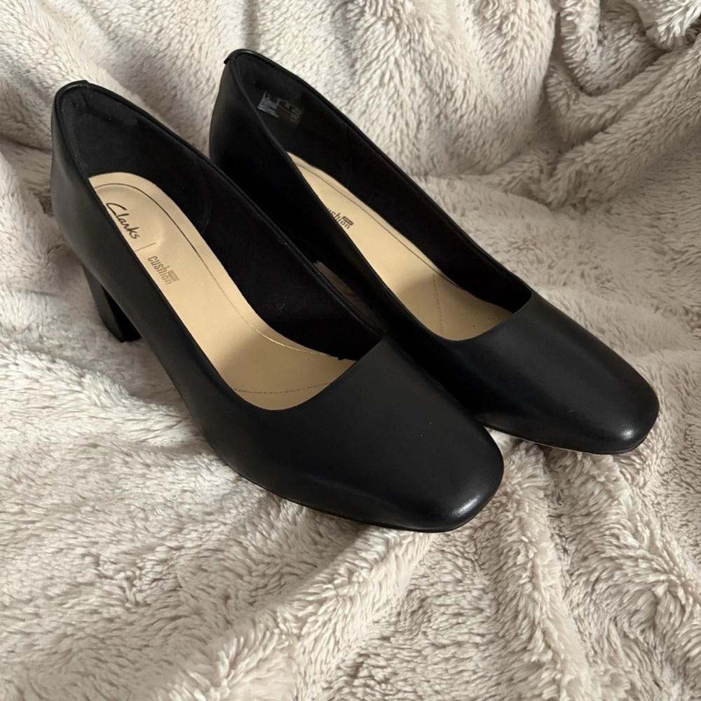 Clarks Women's cushion Black Pumps kitten heel